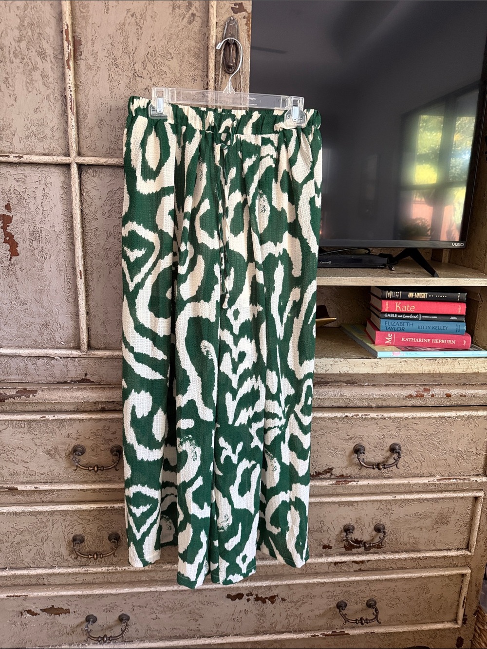 Green & Cream Patterned Women's pants w shorts liner. Worn once.